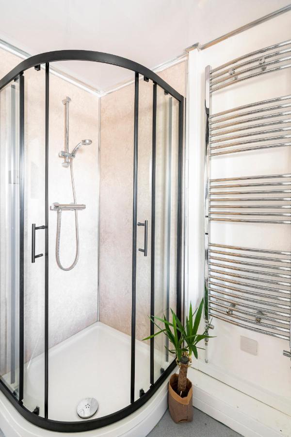 Lovely 1-Bedroom Property With Balcony In West End กลาสโกว์ ภายนอก รูปภาพ